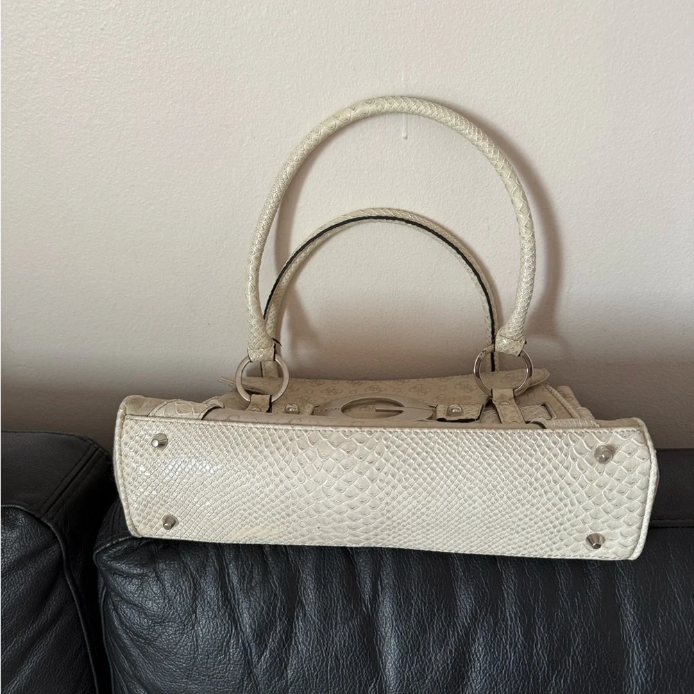 GUESS vintage Cream Logo-Embossed Shoulder Bag with Silver Hardware - Picture 4 of 10